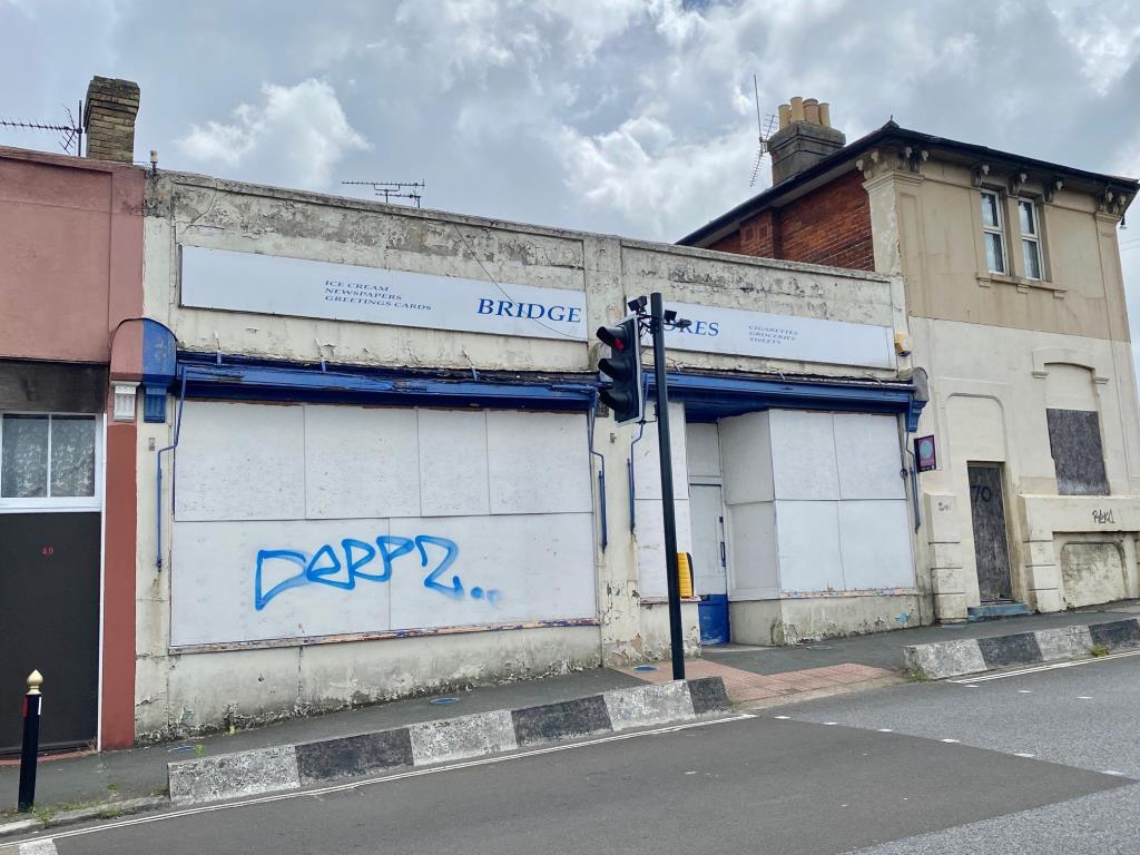 Lot: 35 - TWO FREEHOLD COTTAGES AND A FORMER CONVENIENCE STORE WITH POTENTIAL -